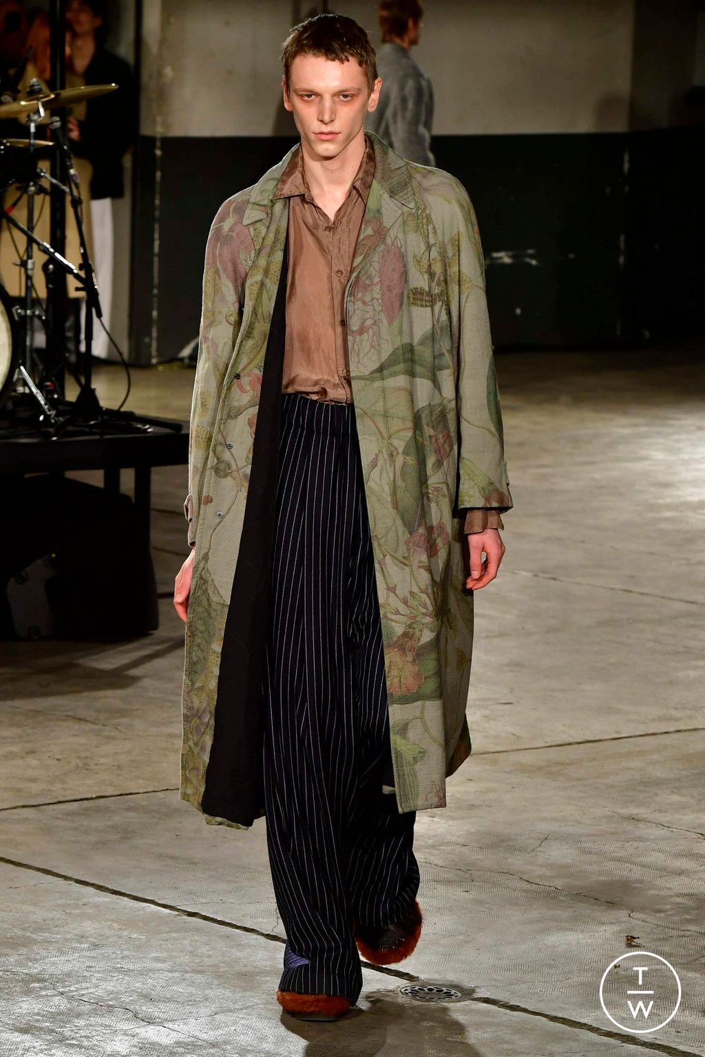 Fashion Week Paris Fall/Winter 2023 look 37 from the Dries Van Noten collection menswear
