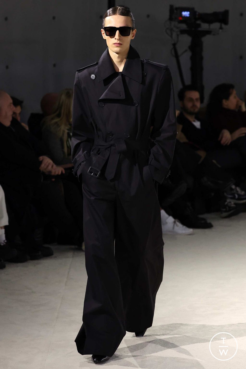 Fashion Week Paris Fall/Winter 2023 look 31 from the Saint Laurent collection 男装