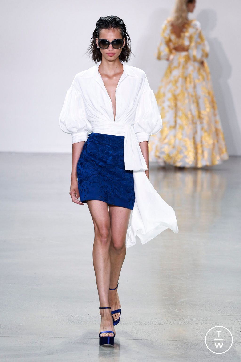 Fashion Week New York Spring/Summer 2023 look 28 from the Badgley Mischka collection 女装