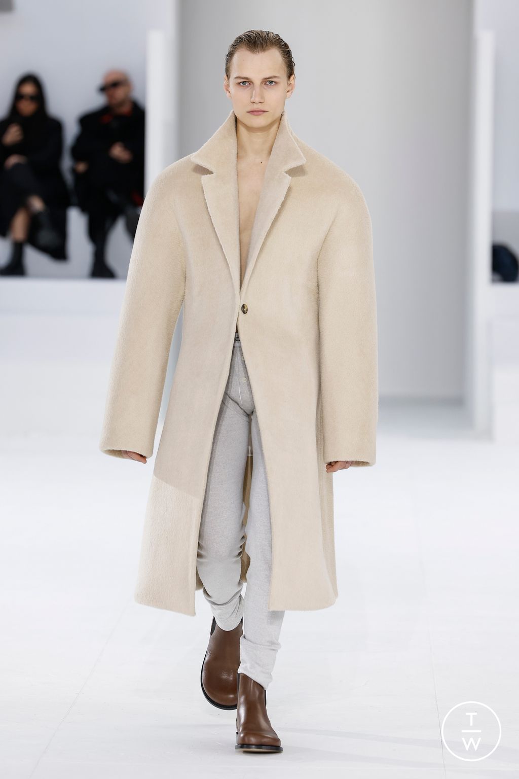Fashion Week Paris Fall/Winter 2023 look 27 from the Loewe collection menswear