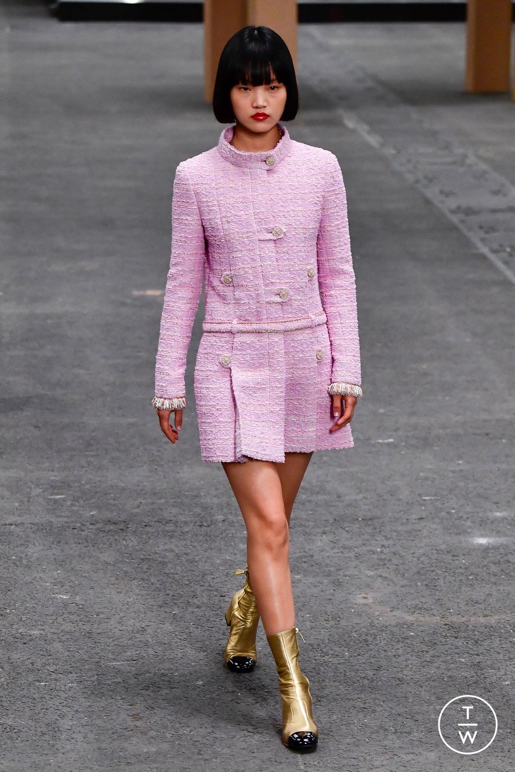 Fashion Week Paris Spring/Summer 2023 look 16 from the Chanel collection couture