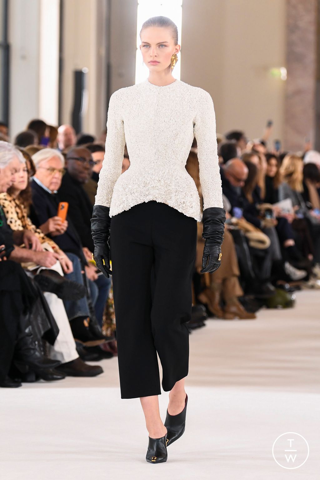 Fashion Week Paris Spring/Summer 2023 look 1 de la collection Schiaparelli couture