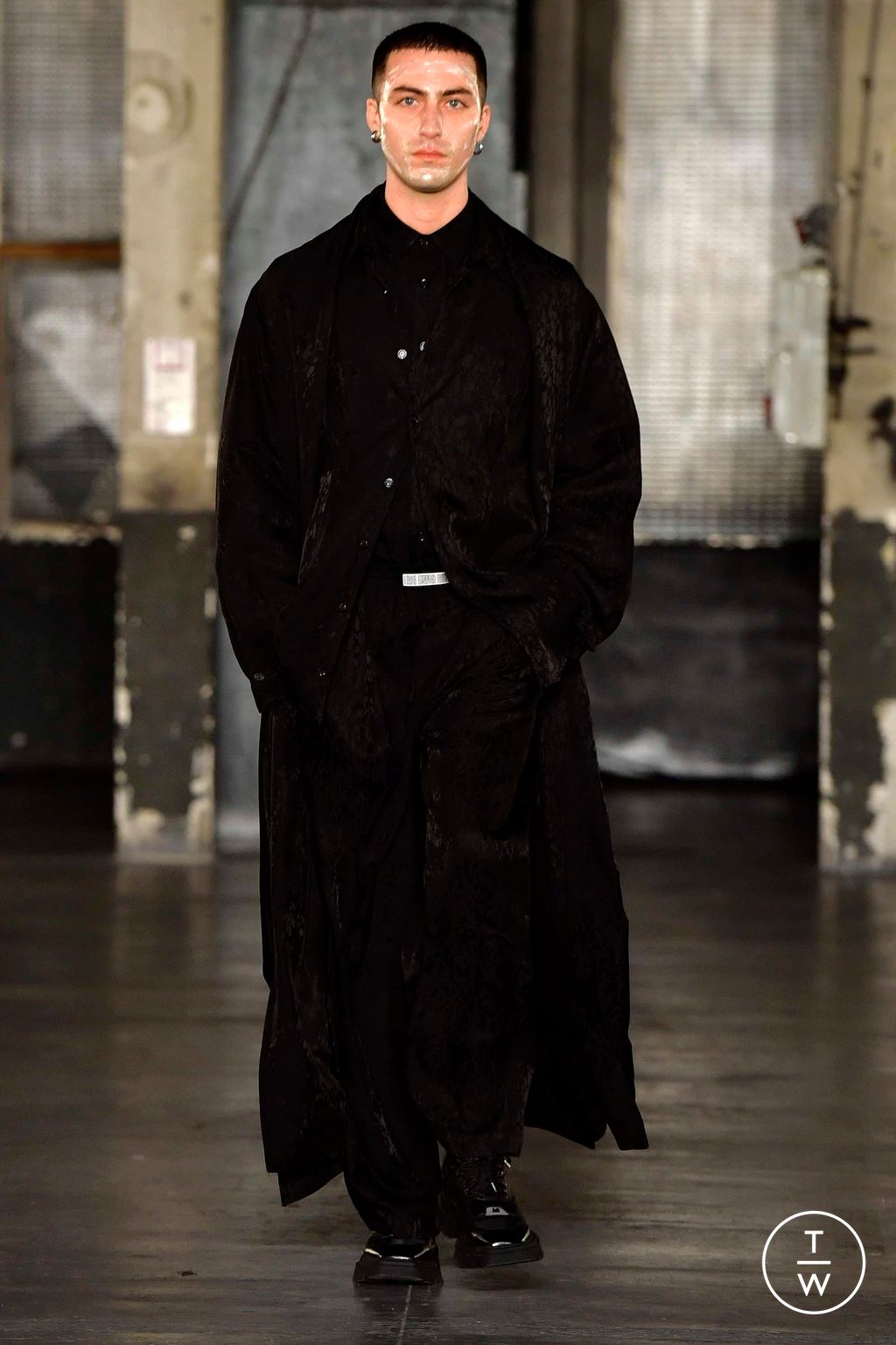 Fashion Week Paris Fall/Winter 2023 look 24 from the Louis Gabriel Nouchi collection 男装