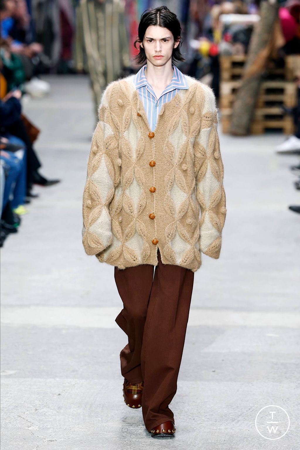 Fashion Week Milan Fall/Winter 2023 look 2 from the Etro collection menswear