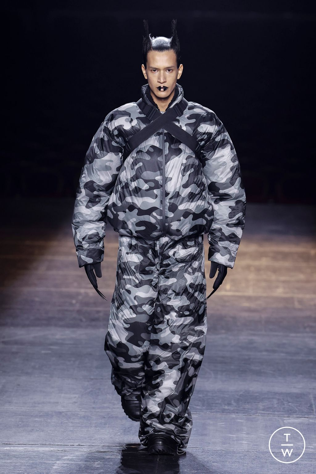 Fashion Week Paris Fall/Winter 2023 look 19 de la collection Rains menswear