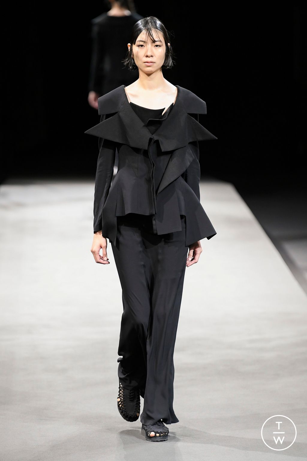 Fashion Week Paris Spring/Summer 2023 look 2 de la collection Yohji Yamamoto womenswear