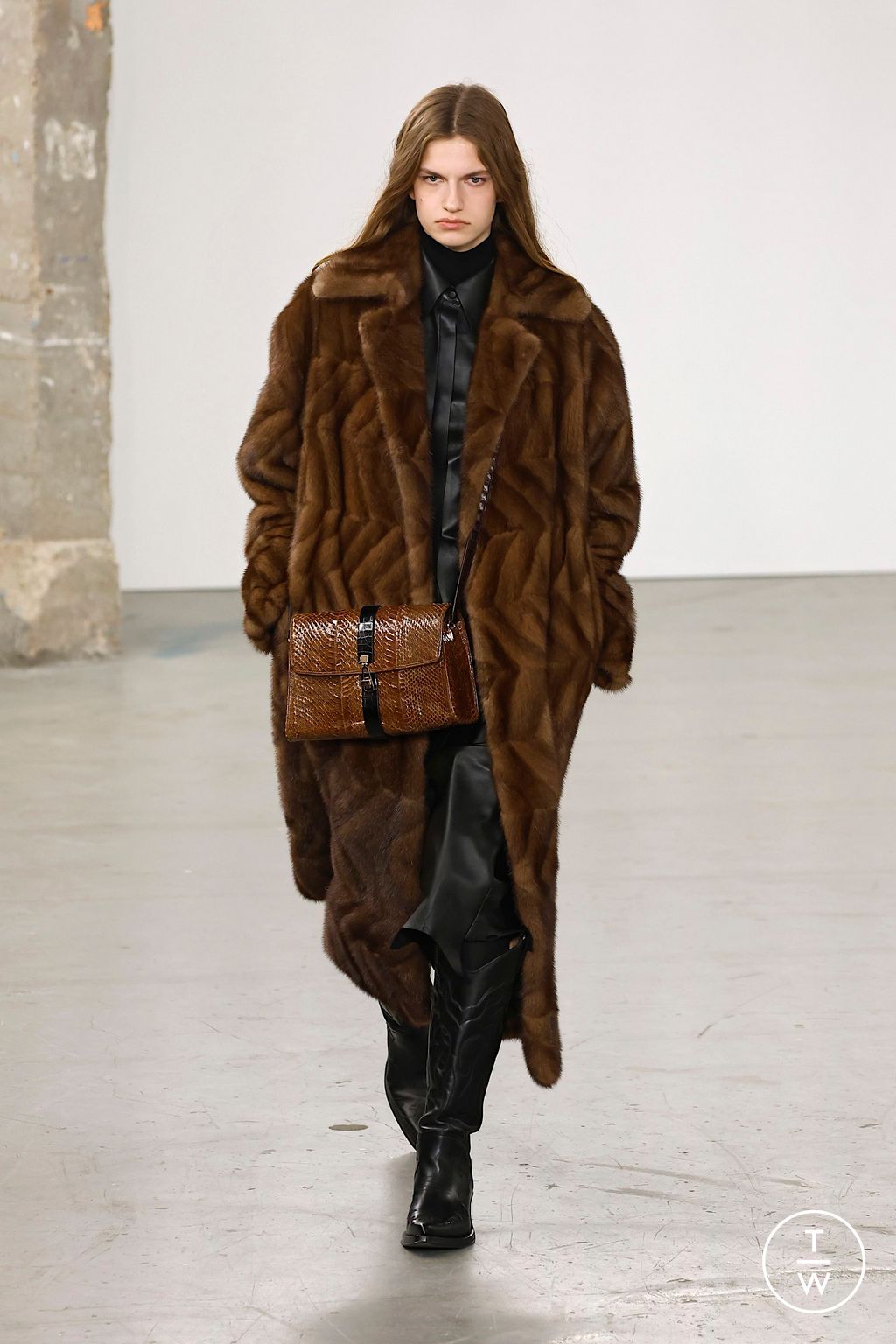 Fashion Week Paris Fall/Winter 2025 look 7 from the Gabriela Hearst collection womenswear