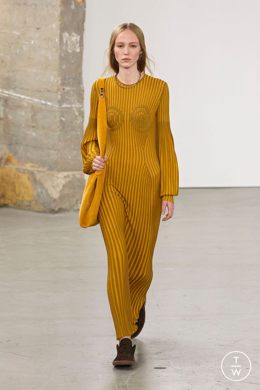 Fashion Week Paris Fall/Winter 2025 look 15 from the Gabriela Hearst collection womenswear