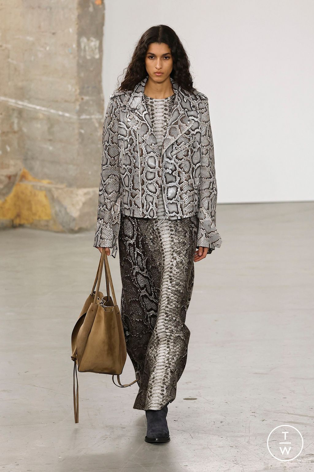 Fashion Week Paris Fall/Winter 2025 look 18 from the Gabriela Hearst collection womenswear