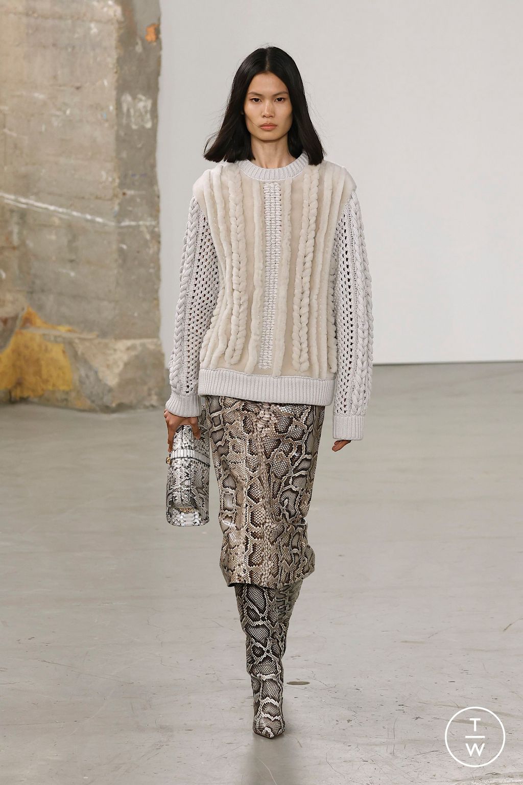 Fashion Week Paris Fall/Winter 2025 look 19 from the Gabriela Hearst collection womenswear