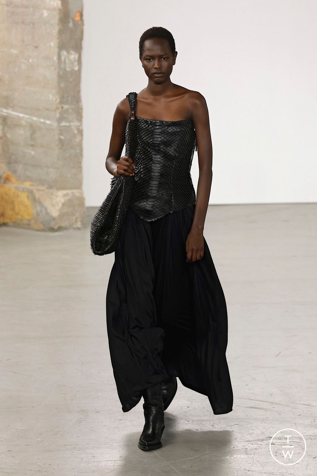 Fashion Week Paris Fall/Winter 2025 look 22 from the Gabriela Hearst collection womenswear