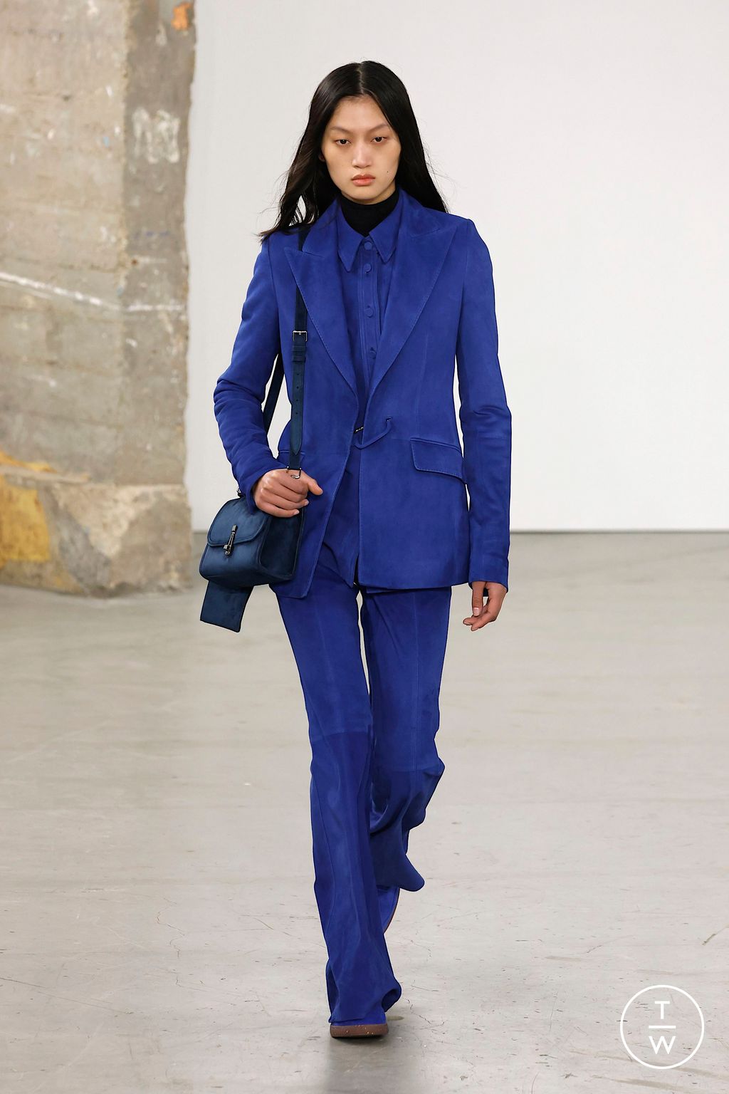 Fashion Week Paris Fall/Winter 2025 look 25 from the Gabriela Hearst collection womenswear
