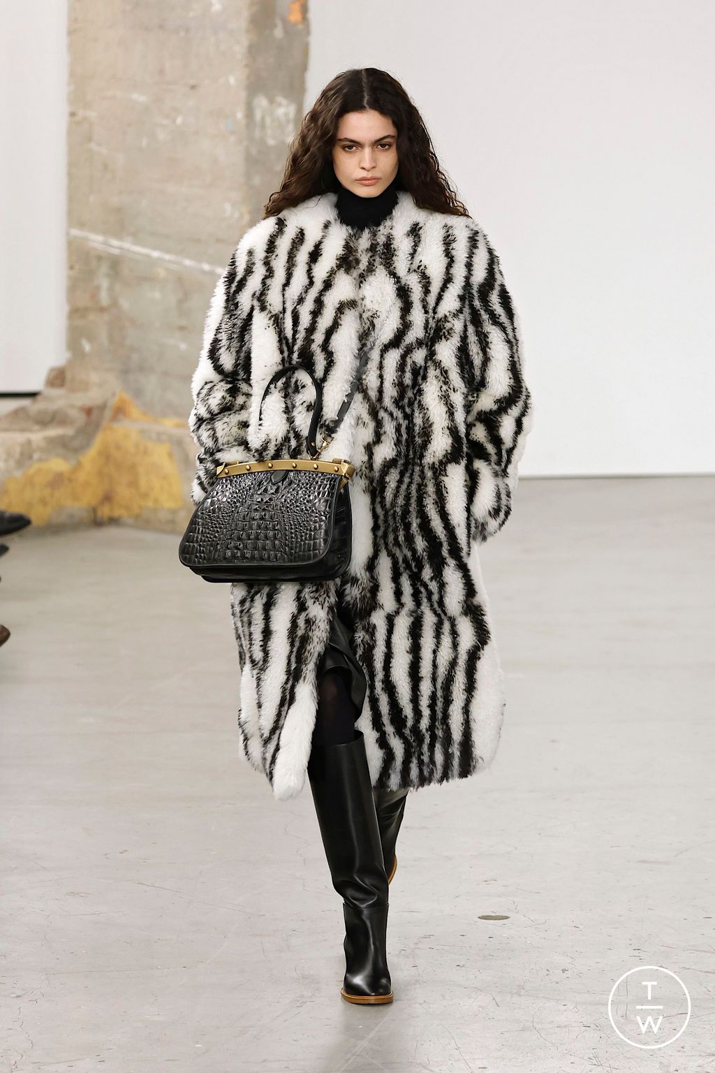 Fashion Week Paris Fall/Winter 2025 look 31 from the Gabriela Hearst collection womenswear