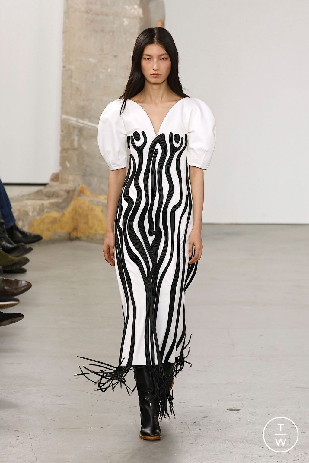 Fashion Week Paris Fall/Winter 2025 look 32 from the Gabriela Hearst collection womenswear