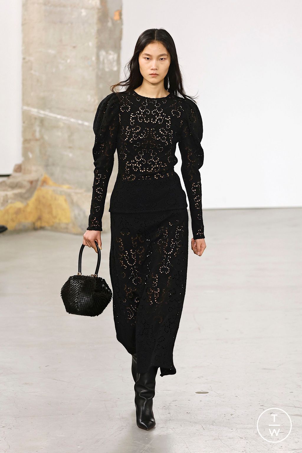 Fashion Week Paris Fall/Winter 2025 look 36 from the Gabriela Hearst collection womenswear