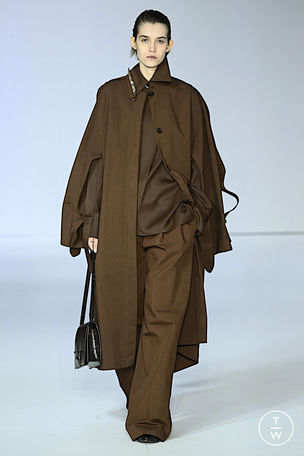Fashion Week Milan Fall/Winter 2022 look 25 from the Calcaterra collection womenswear