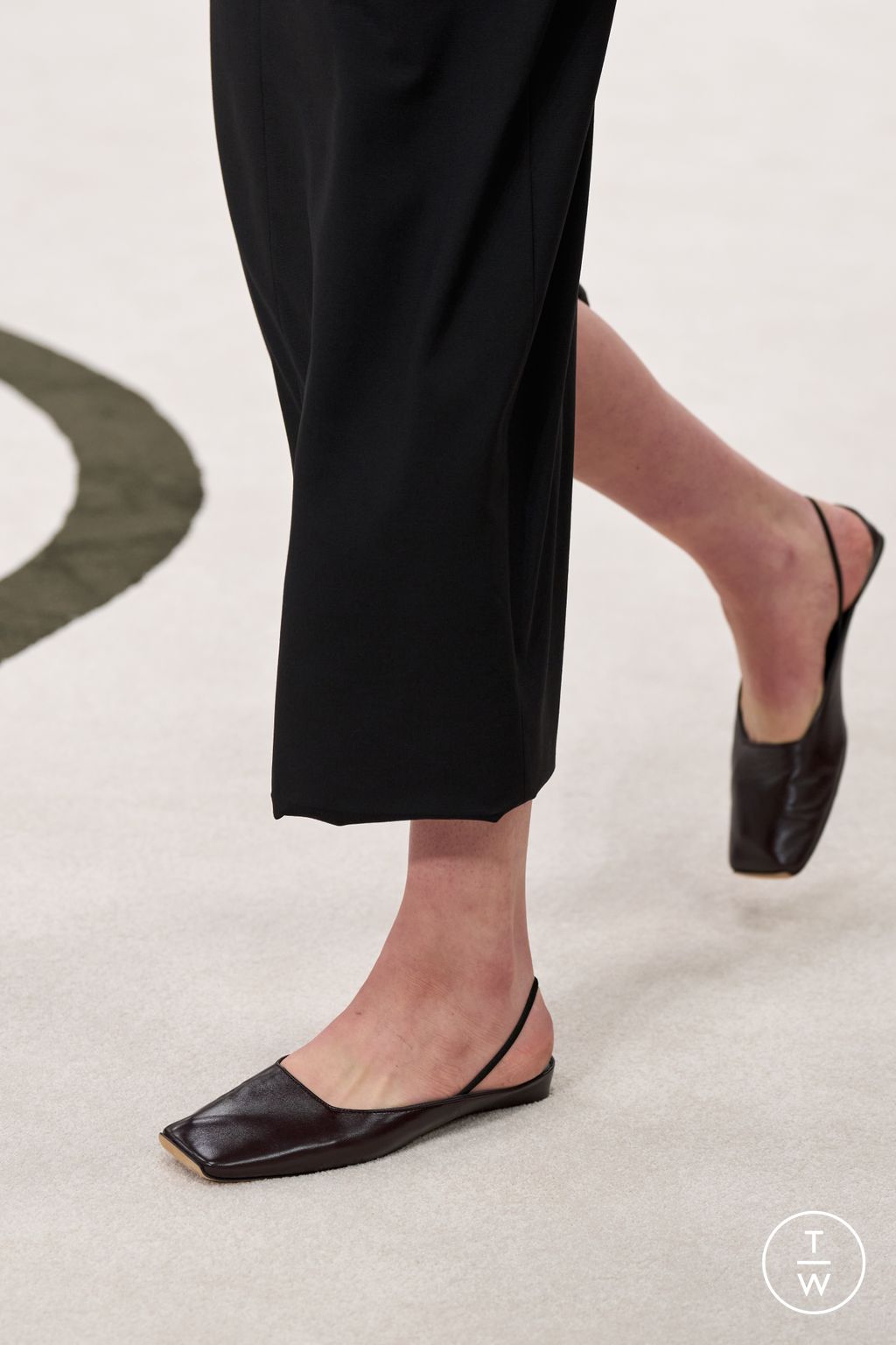 Fashion Week New York Fall/Winter 2025 look 2 de la collection Calvin Klein Collection womenswear accessories