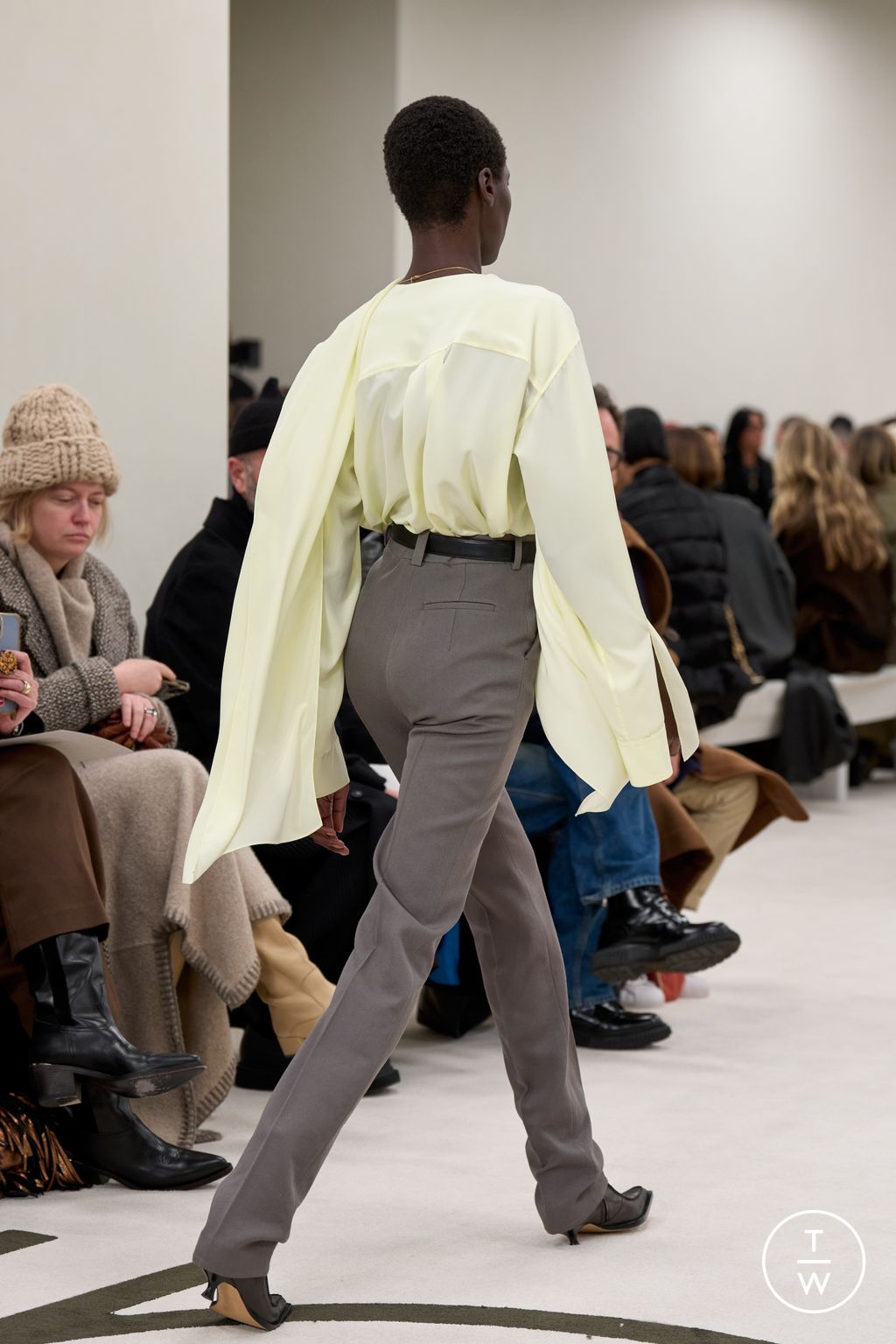 Fashion Week New York Fall/Winter 2025 look 16 from the Calvin Klein Collection collection 女装配饰