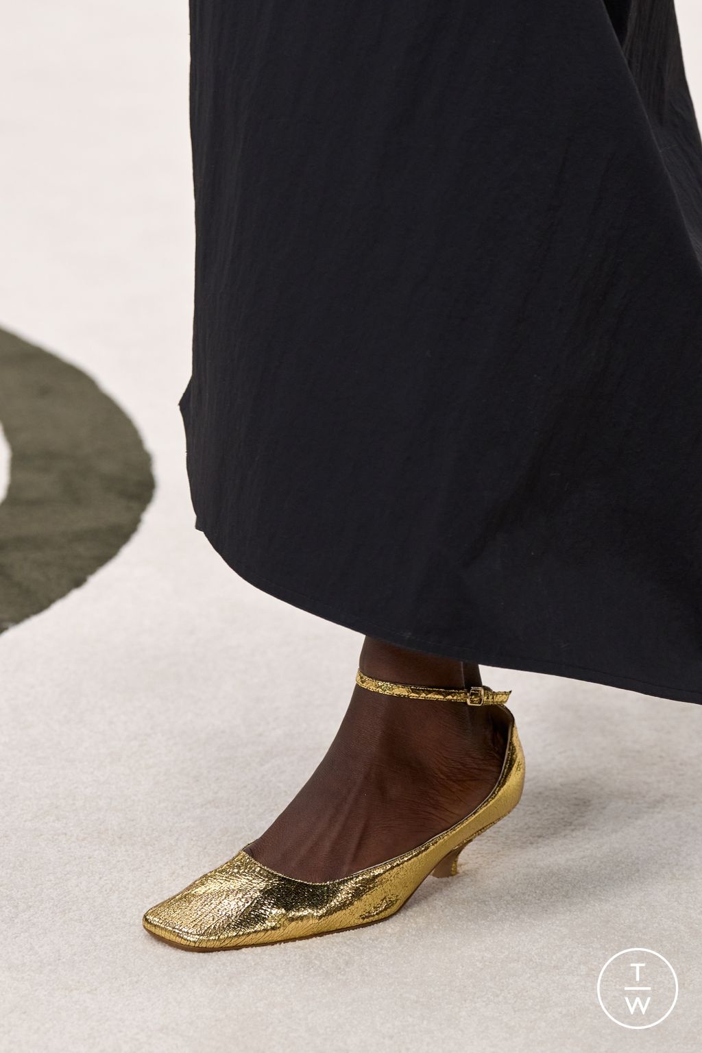 Fashion Week New York Fall/Winter 2025 look 23 from the Calvin Klein Collection collection womenswear accessories