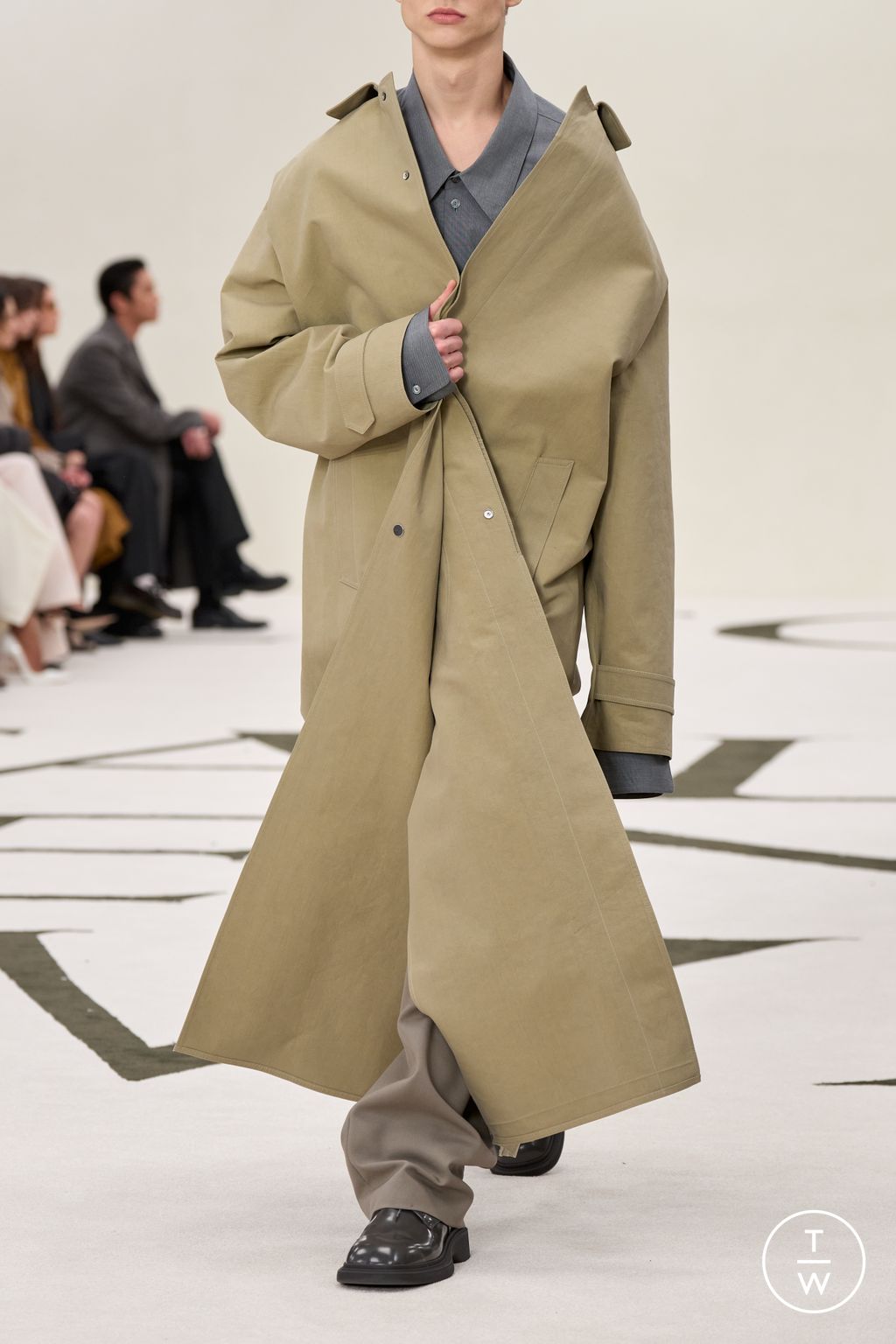 Fashion Week New York Fall/Winter 2025 look 24 from the Calvin Klein Collection collection 女装配饰
