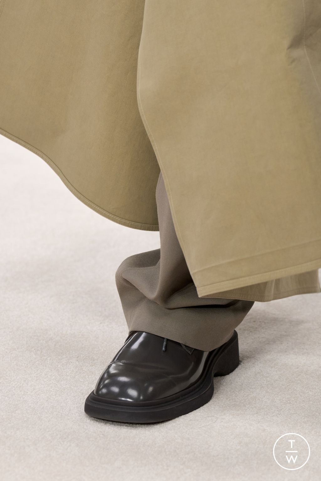 Fashion Week New York Fall/Winter 2025 look 25 from the Calvin Klein Collection collection womenswear accessories