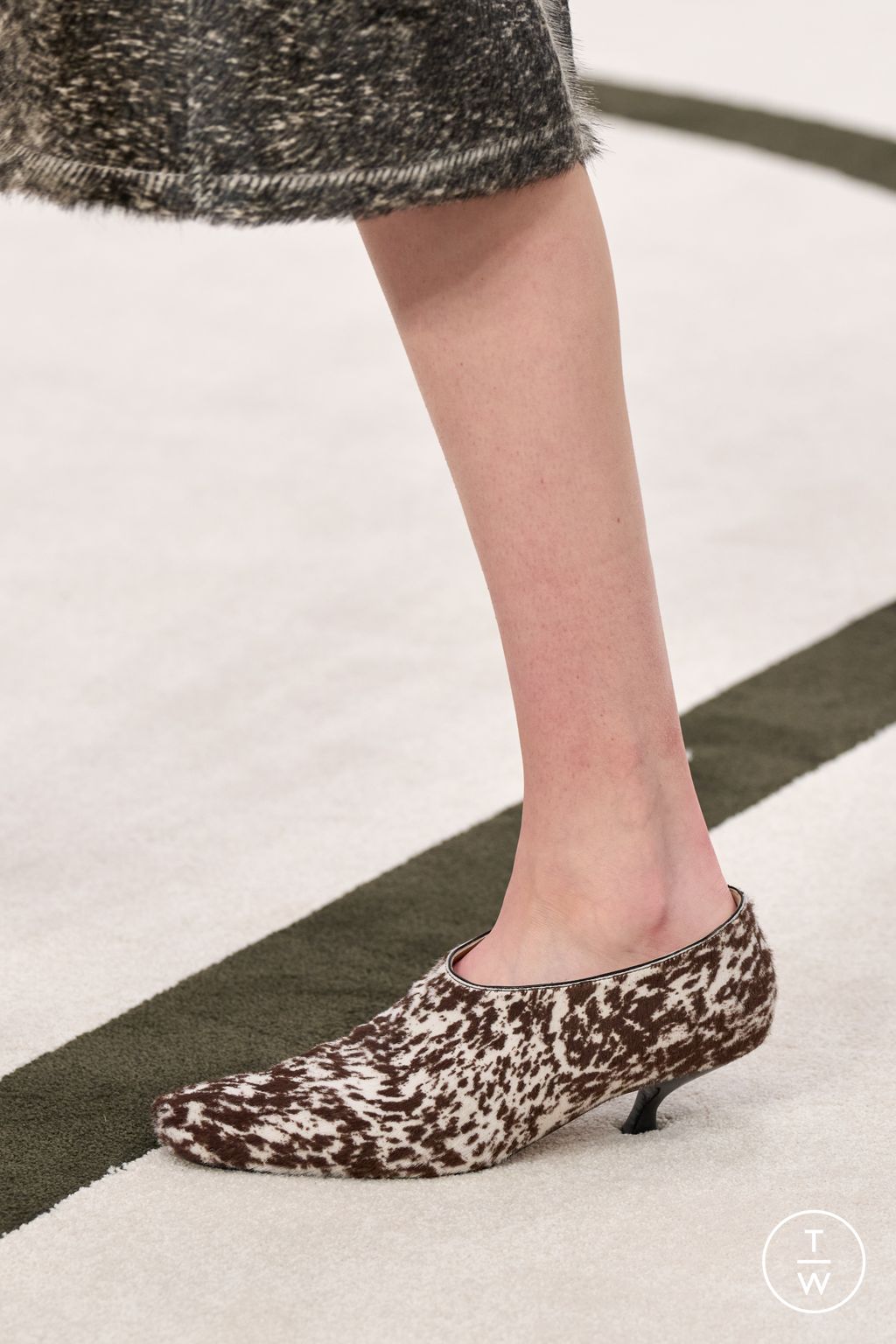 Fashion Week New York Fall/Winter 2025 look 34 from the Calvin Klein Collection collection womenswear accessories