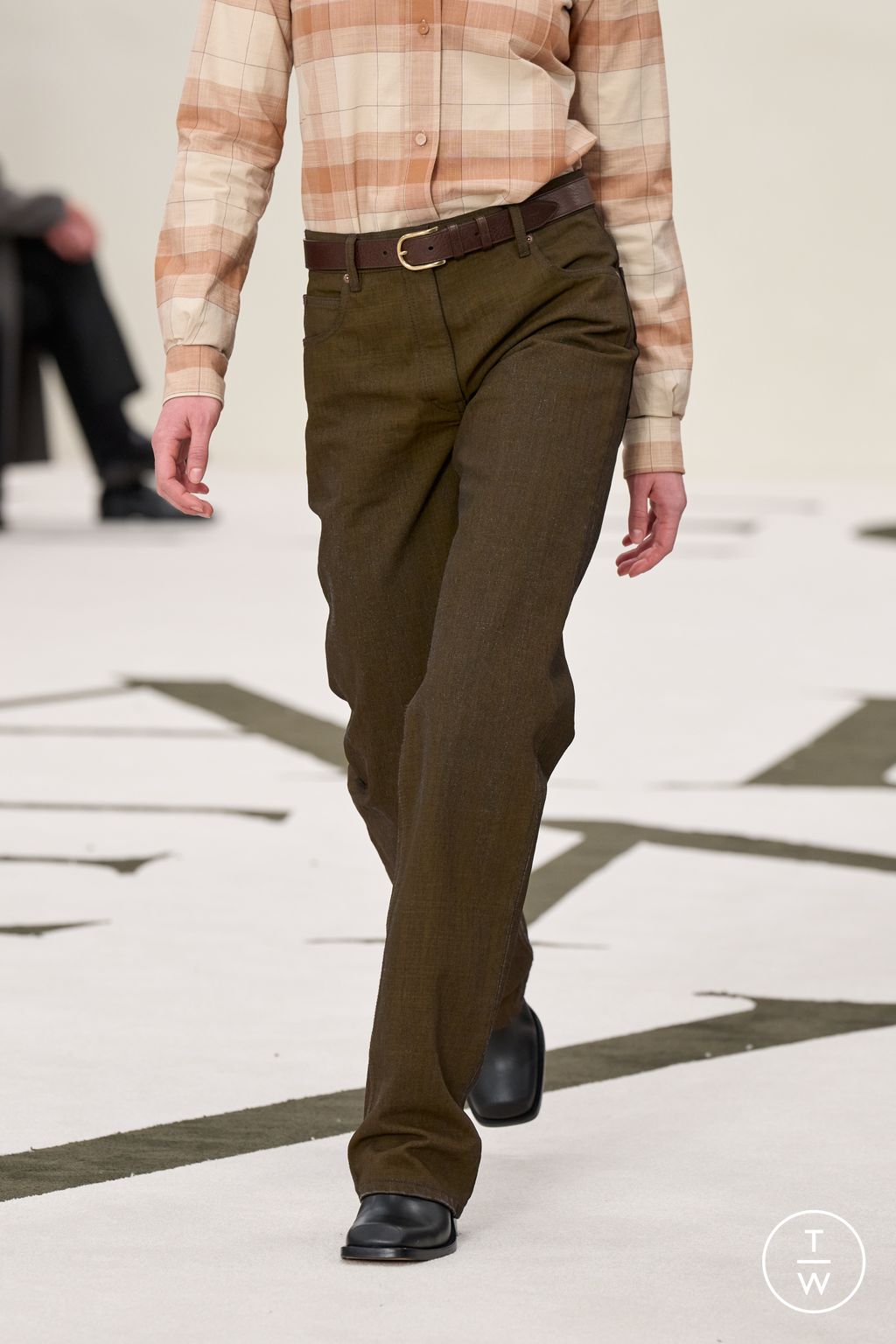 Fashion Week New York Fall/Winter 2025 look 38 from the Calvin Klein Collection collection womenswear accessories