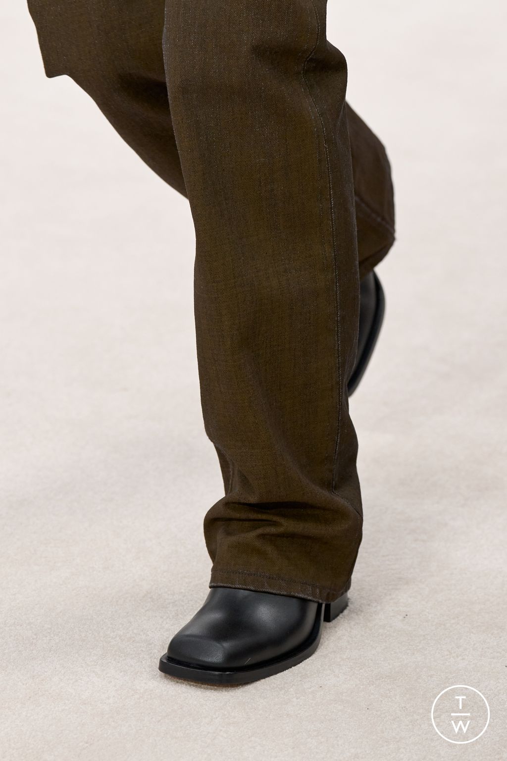 Fashion Week New York Fall/Winter 2025 look 39 from the Calvin Klein Collection collection 女装配饰