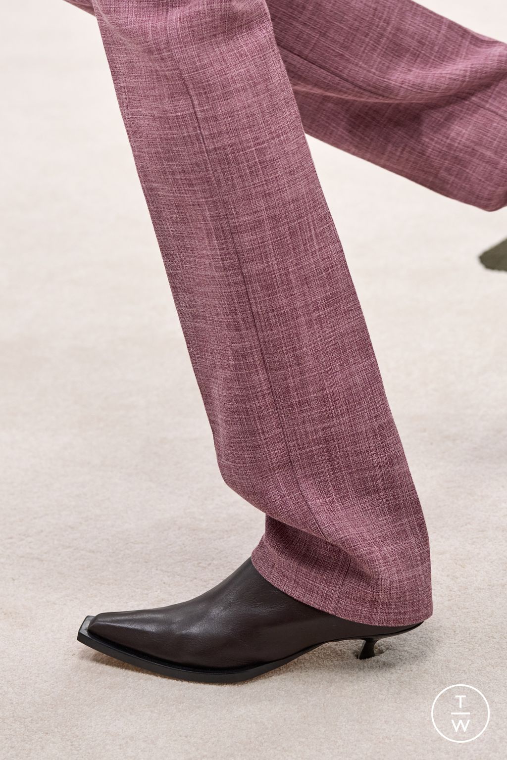 Fashion Week New York Fall/Winter 2025 look 52 de la collection Calvin Klein Collection womenswear accessories