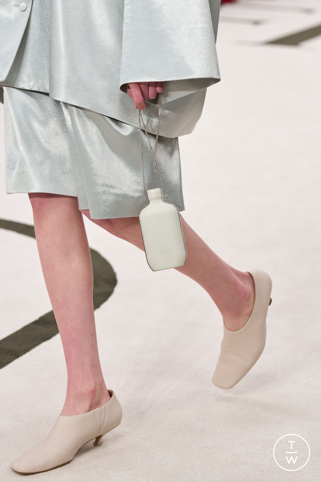 Fashion Week New York Fall/Winter 2025 look 86 de la collection Calvin Klein Collection womenswear accessories