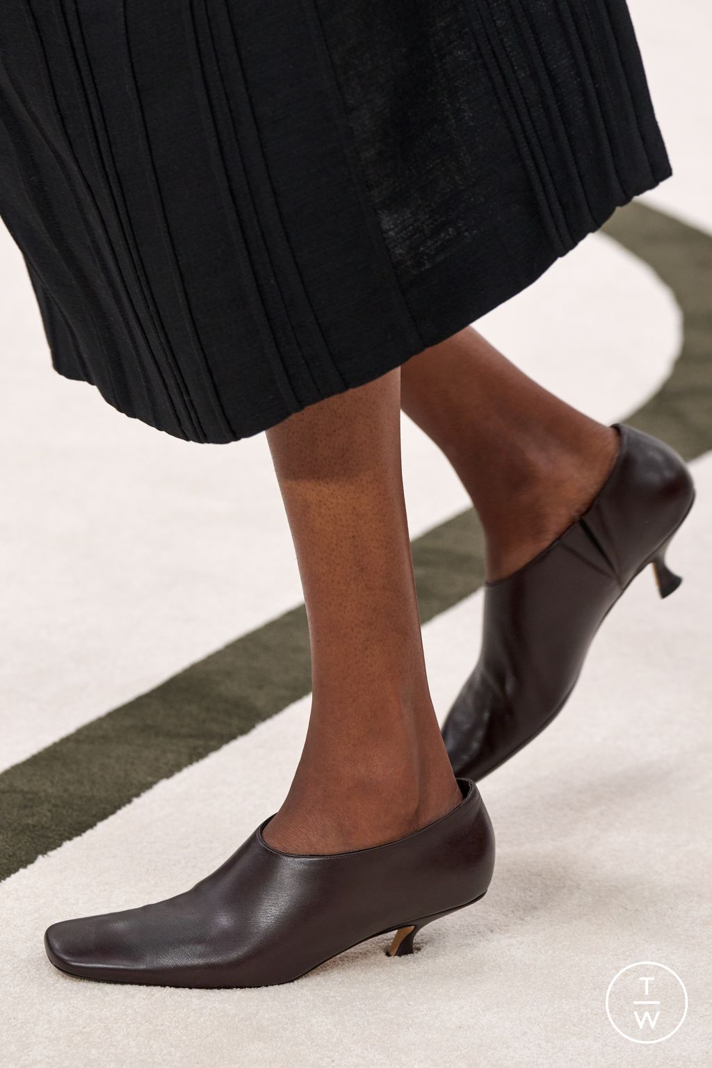 Fashion Week New York Fall/Winter 2025 look 90 de la collection Calvin Klein Collection womenswear accessories