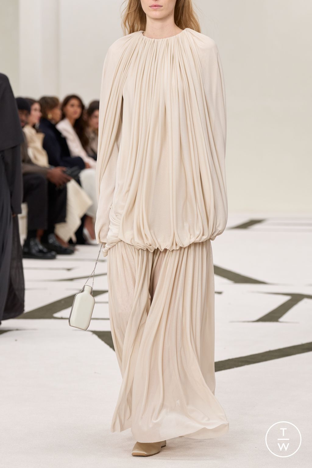 Fashion Week New York Fall/Winter 2025 look 96 from the Calvin Klein Collection collection womenswear accessories