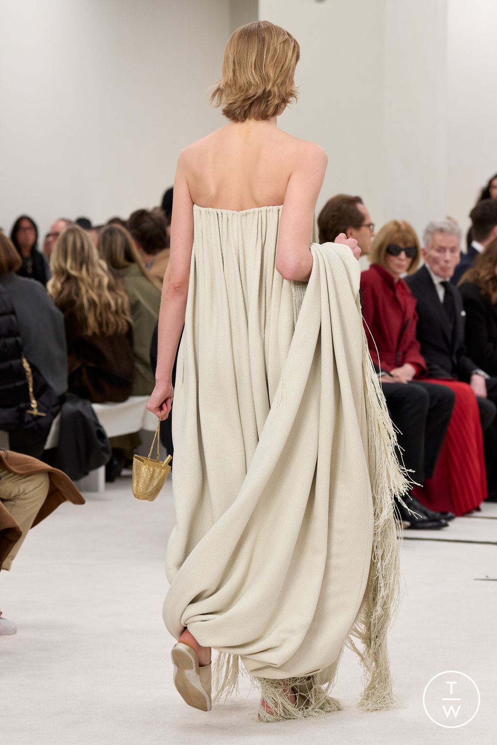 Fashion Week New York Fall/Winter 2025 look 100 from the Calvin Klein Collection collection womenswear accessories