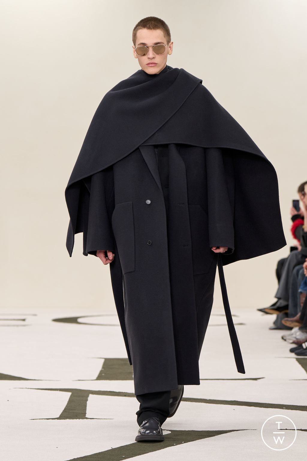 Fashion Week New York Fall/Winter 2025 look 9 from the Calvin Klein Collection collection womenswear