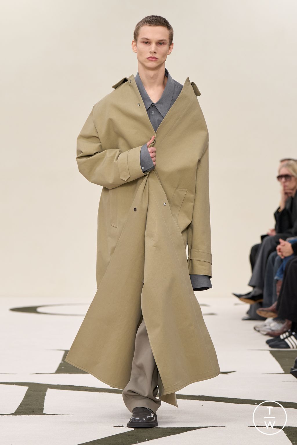 Fashion Week New York Fall/Winter 2025 look 14 from the Calvin Klein Collection collection womenswear