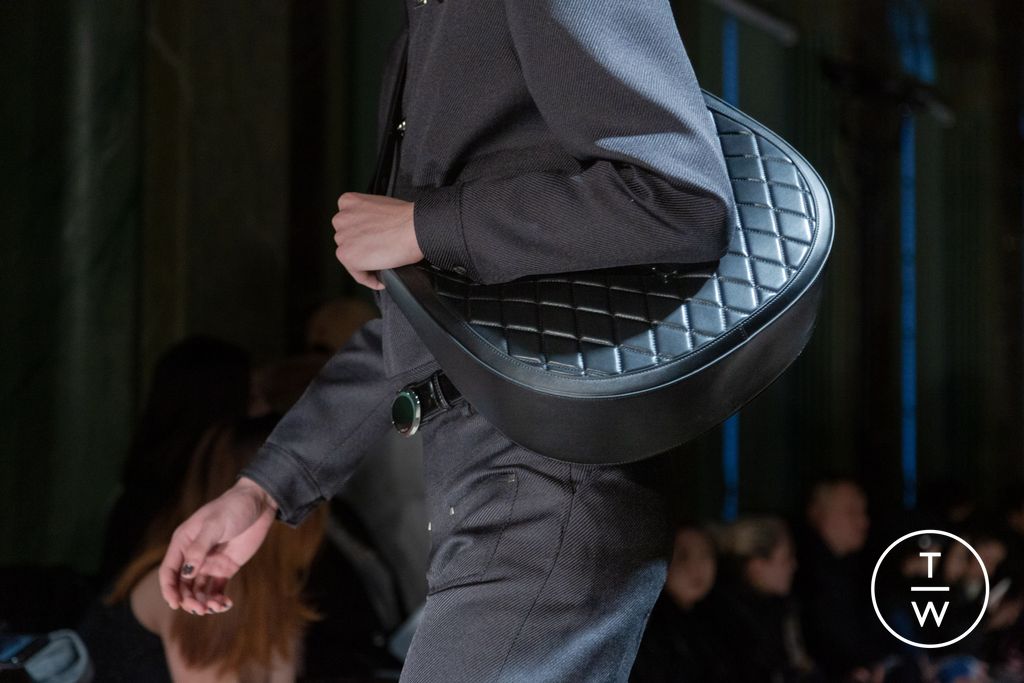 Fashion Week Paris Fall/Winter 2023 look 1 de la collection Calvin Luo womenswear accessories