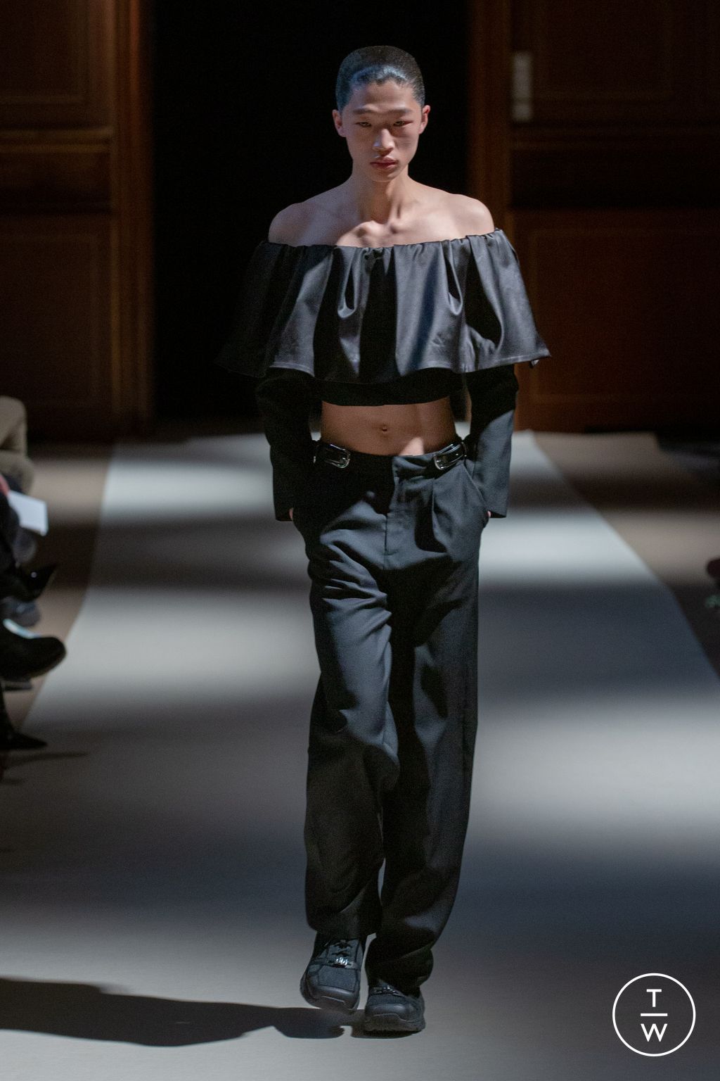 Fashion Week Paris Fall/Winter 2023 look 1 de la collection Calvin Luo womenswear