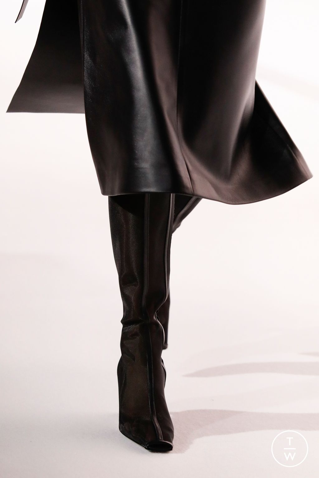 Fashion Week Paris Fall/Winter 2023 look 2 de la collection Courrèges womenswear accessories