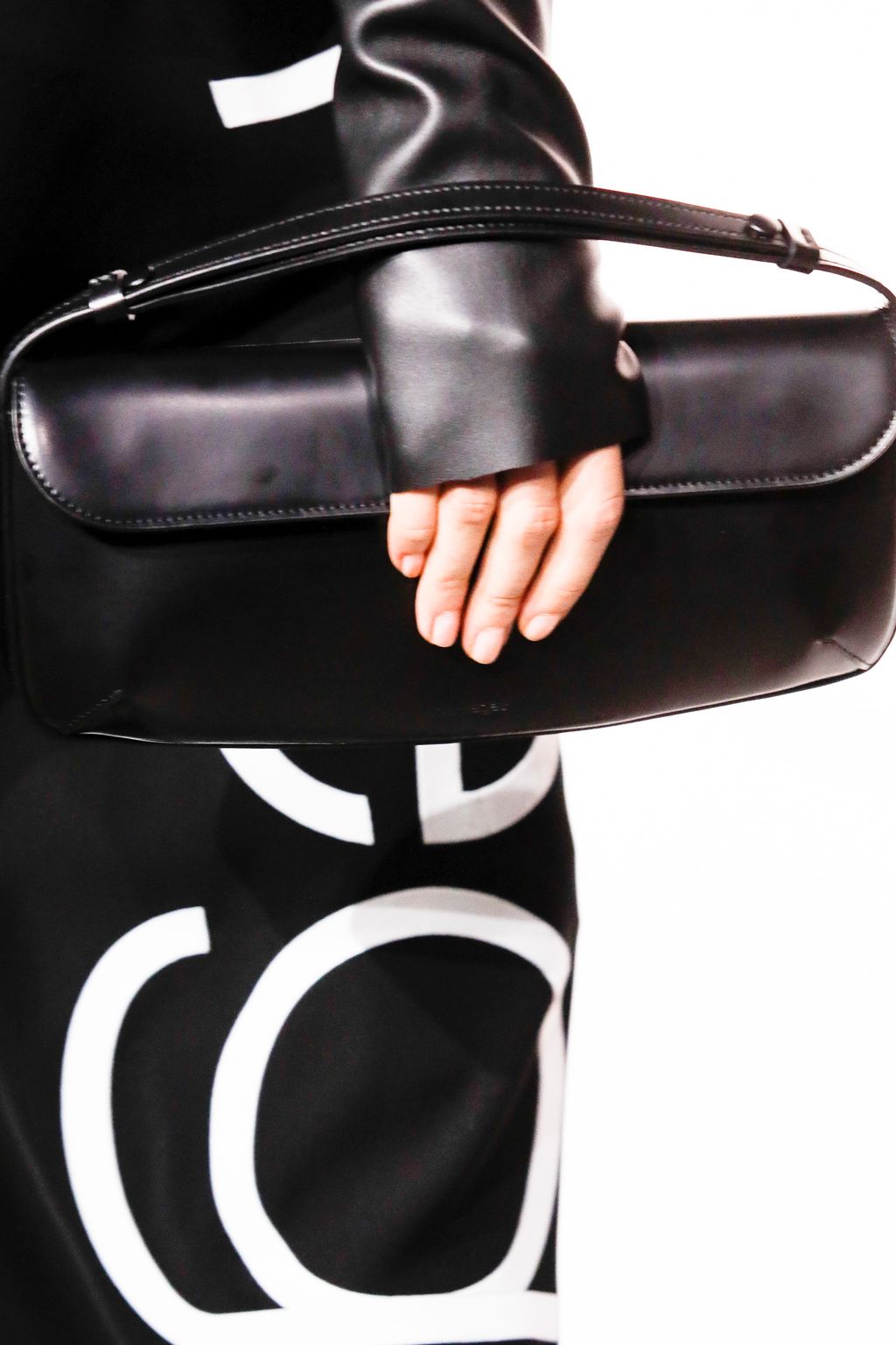 Fashion Week Paris Fall/Winter 2023 look 15 from the Courrèges collection womenswear accessories