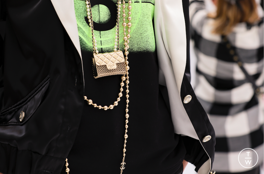 Fashion Week Paris Spring/Summer 2021 look 21 from the Chanel collection womenswear accessories