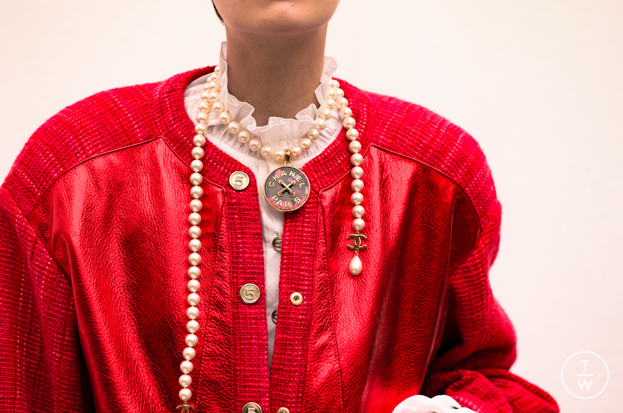 Fashion Week Paris Spring/Summer 2021 look 24 from the Chanel collection womenswear accessories