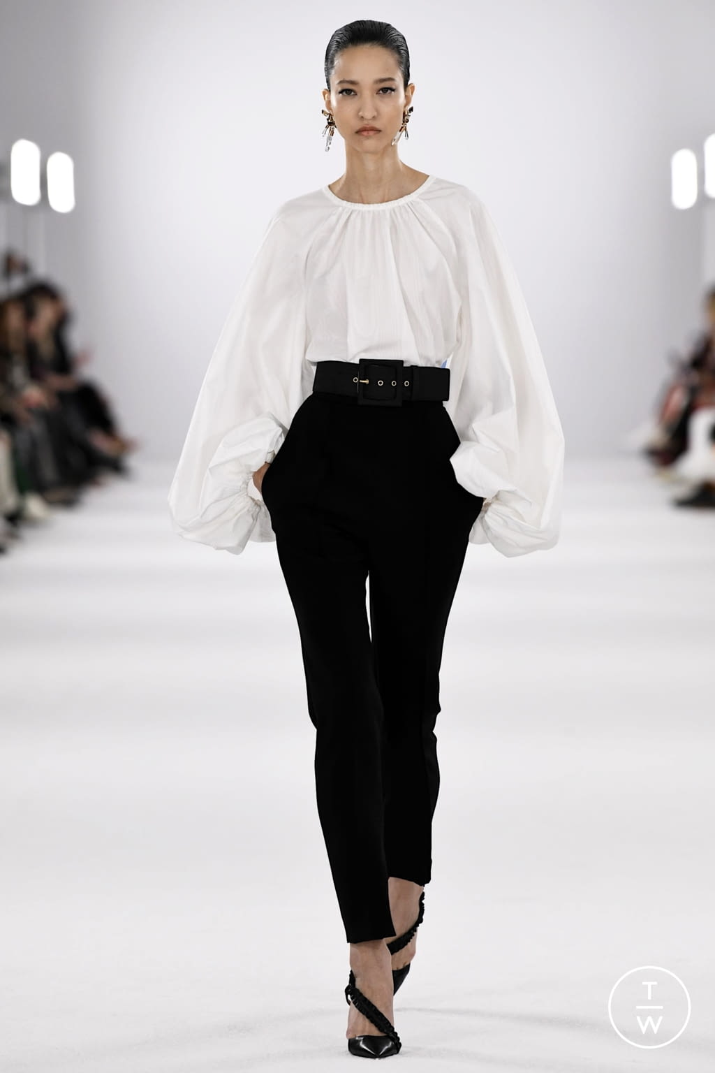 Fashion Week New York Fall/Winter 2022 look 1 from the Carolina Herrera collection 女装