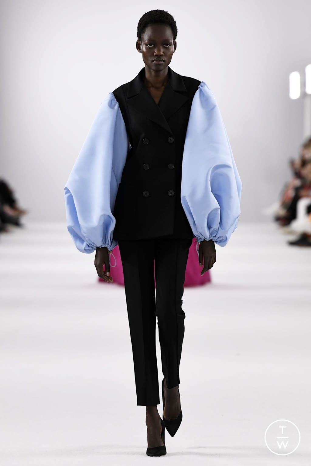 Fashion Week New York Fall/Winter 2022 look 2 from the Carolina Herrera collection womenswear