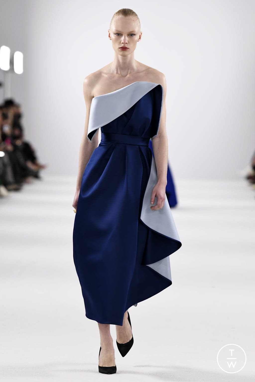 Fashion Week New York Fall/Winter 2022 look 7 from the Carolina Herrera collection womenswear