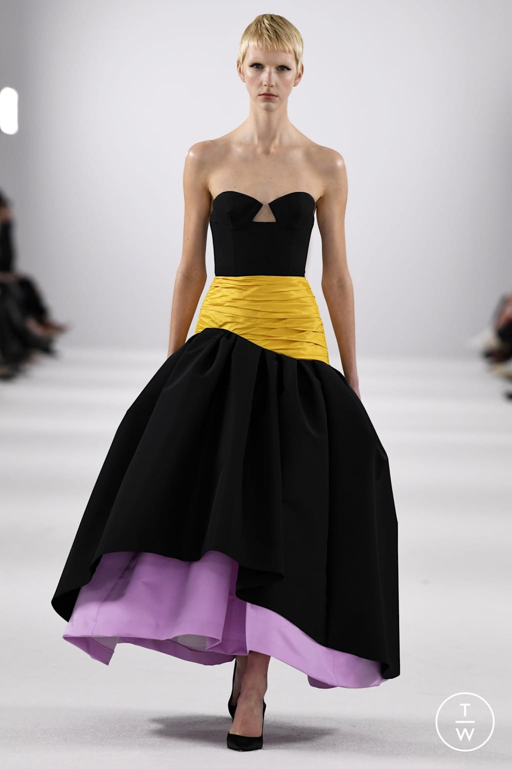 Fashion Week New York Fall/Winter 2022 look 10 from the Carolina Herrera collection womenswear