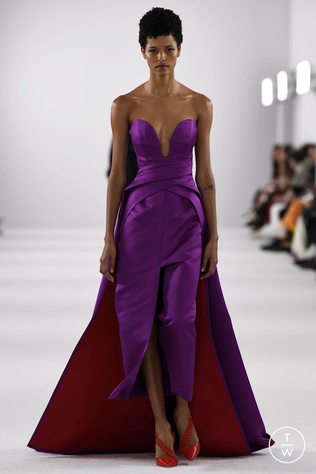 Fashion Week New York Fall/Winter 2022 look 16 from the Carolina Herrera collection womenswear