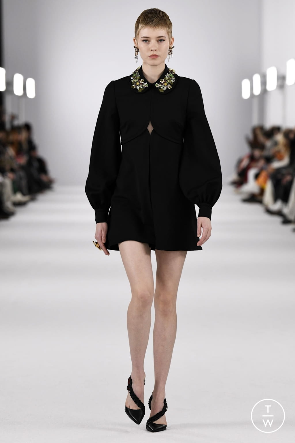 Fashion Week New York Fall/Winter 2022 look 17 from the Carolina Herrera collection 女装