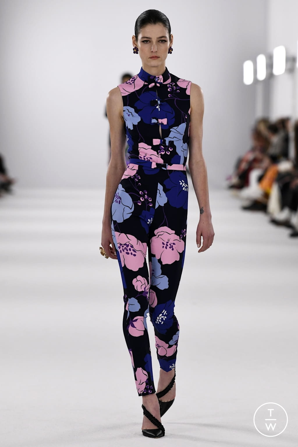 Fashion Week New York Fall/Winter 2022 look 20 from the Carolina Herrera collection womenswear