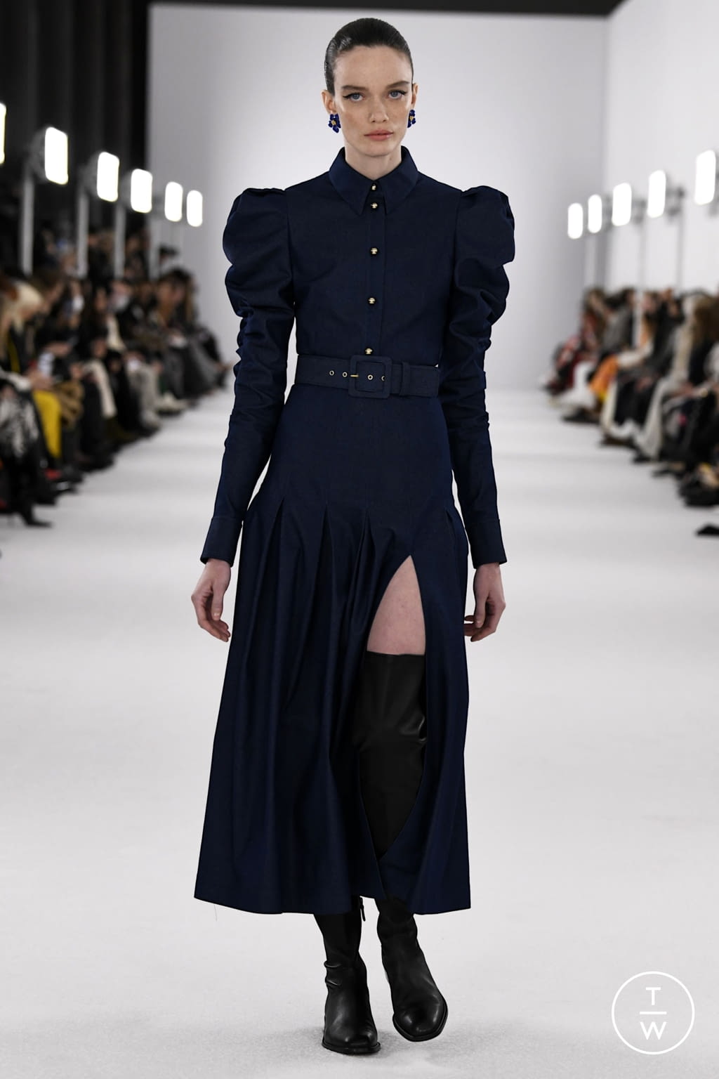 Fashion Week New York Fall/Winter 2022 look 25 from the Carolina Herrera collection womenswear