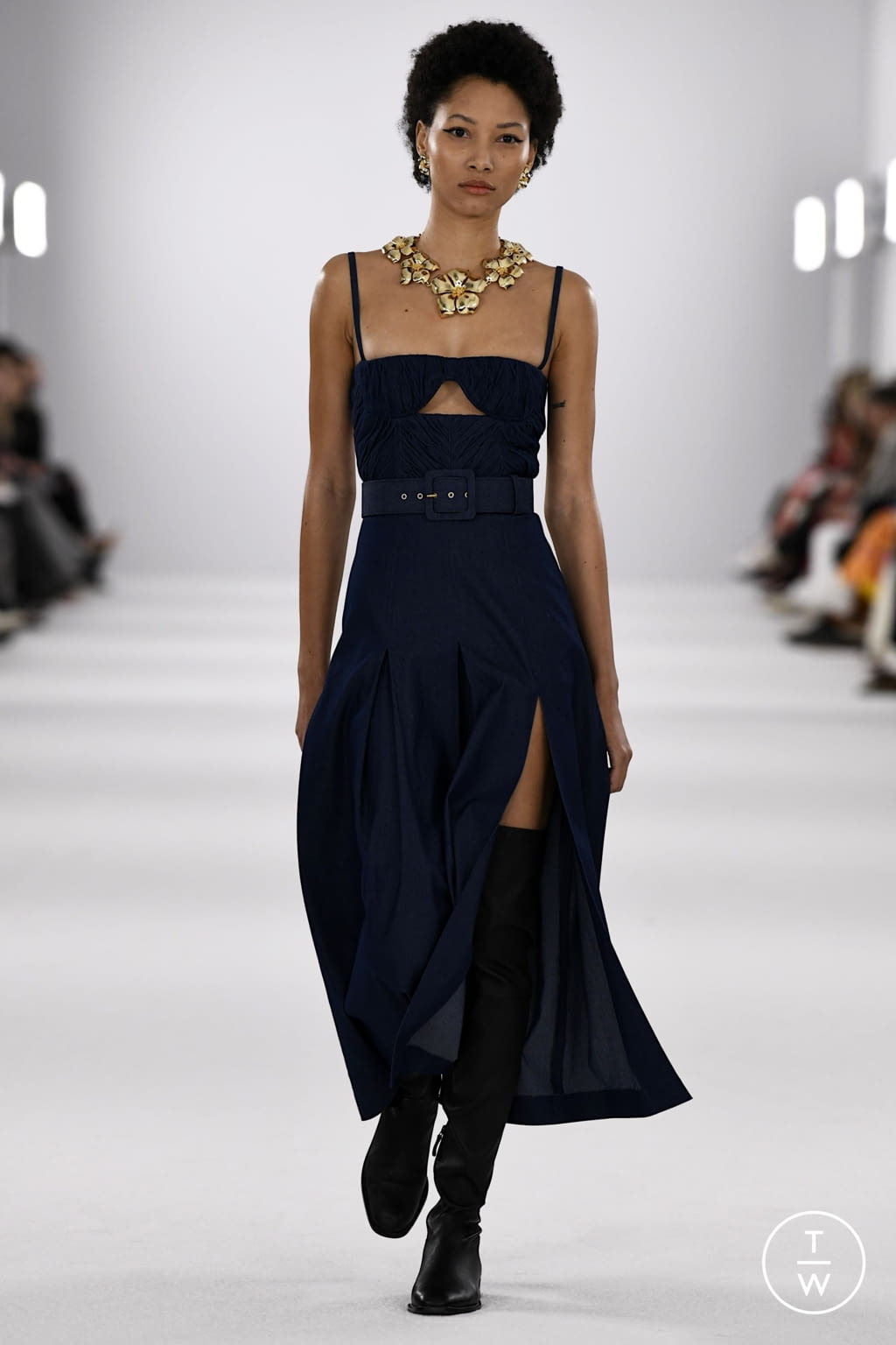 Fashion Week New York Fall/Winter 2022 look 26 from the Carolina Herrera collection womenswear